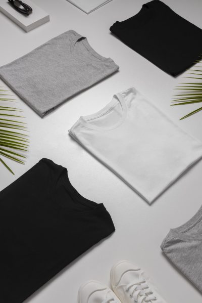 concepto-de-maqueta-de-camisa-con-ropa-sencilla